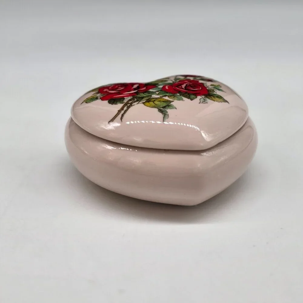 Heart-Shaped Ceramic Trinket Box With Red Rose Design For Jewelry Or Keepsakes
